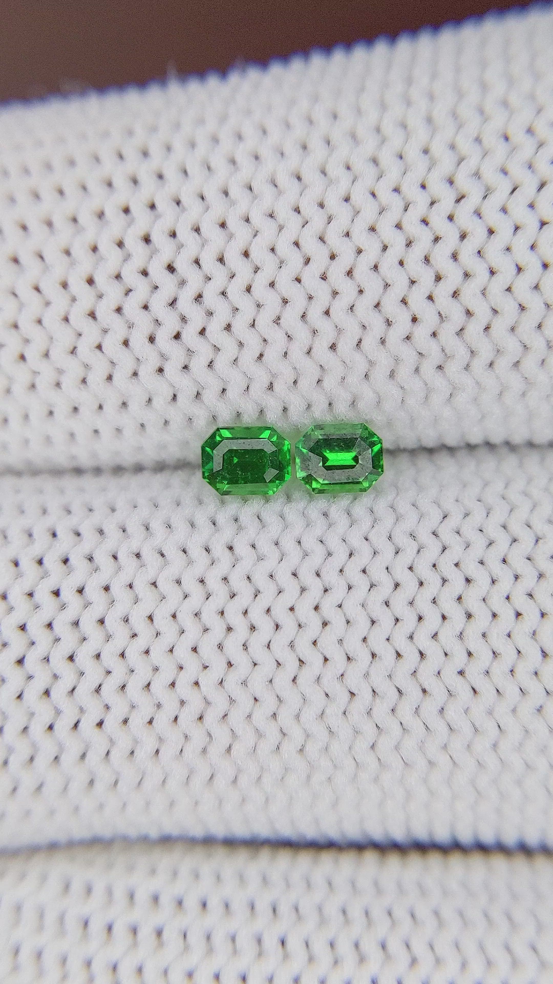 0.52&nbsp;Ct.Tw.Total Carat Weight Tsavorite Garnet Pair from Tanzania Size Video