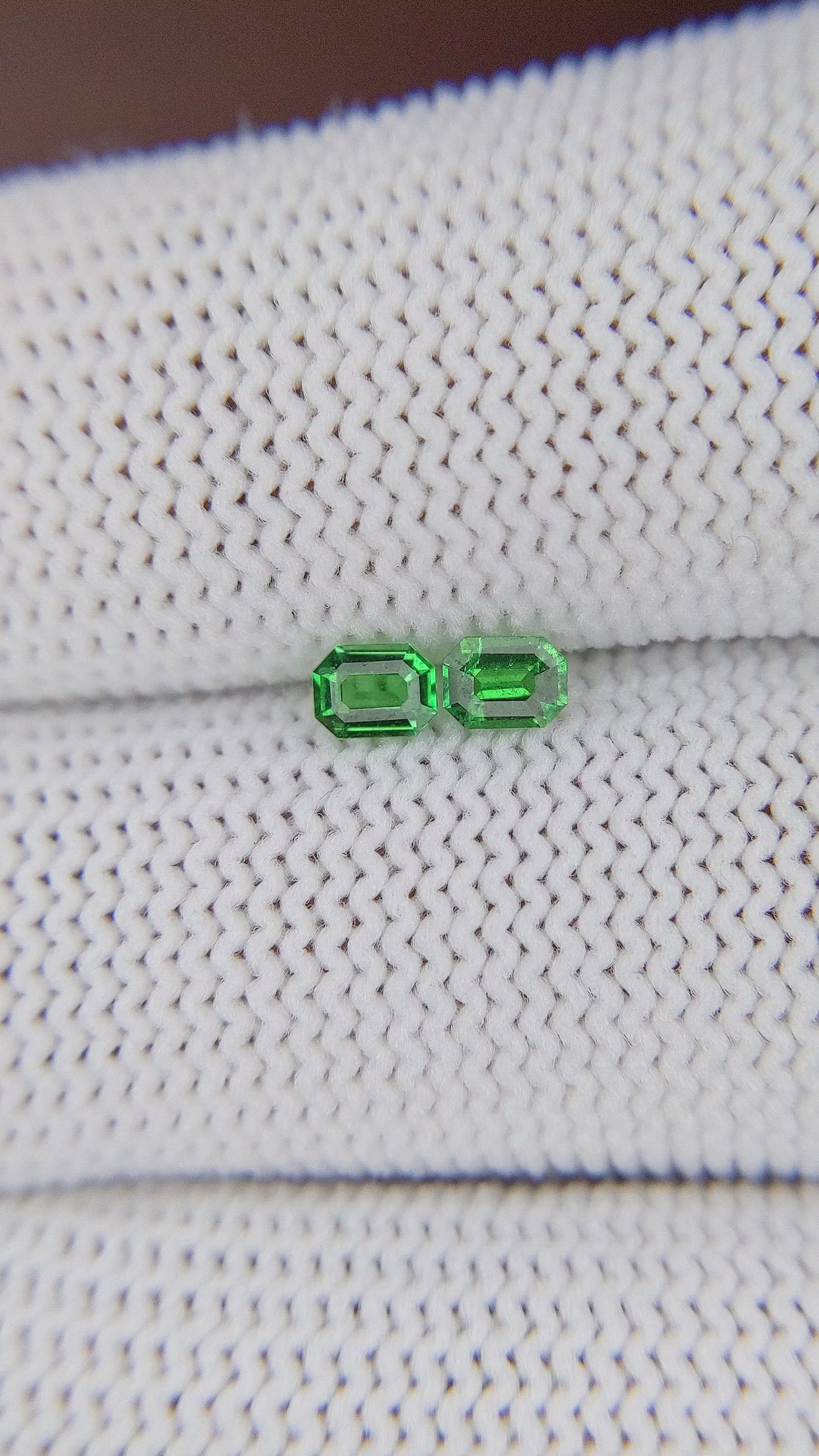 0.41&nbsp;Ct.Tw.Total Carat Weight Tsavorite Garnet Pair from Tanzania Size Video