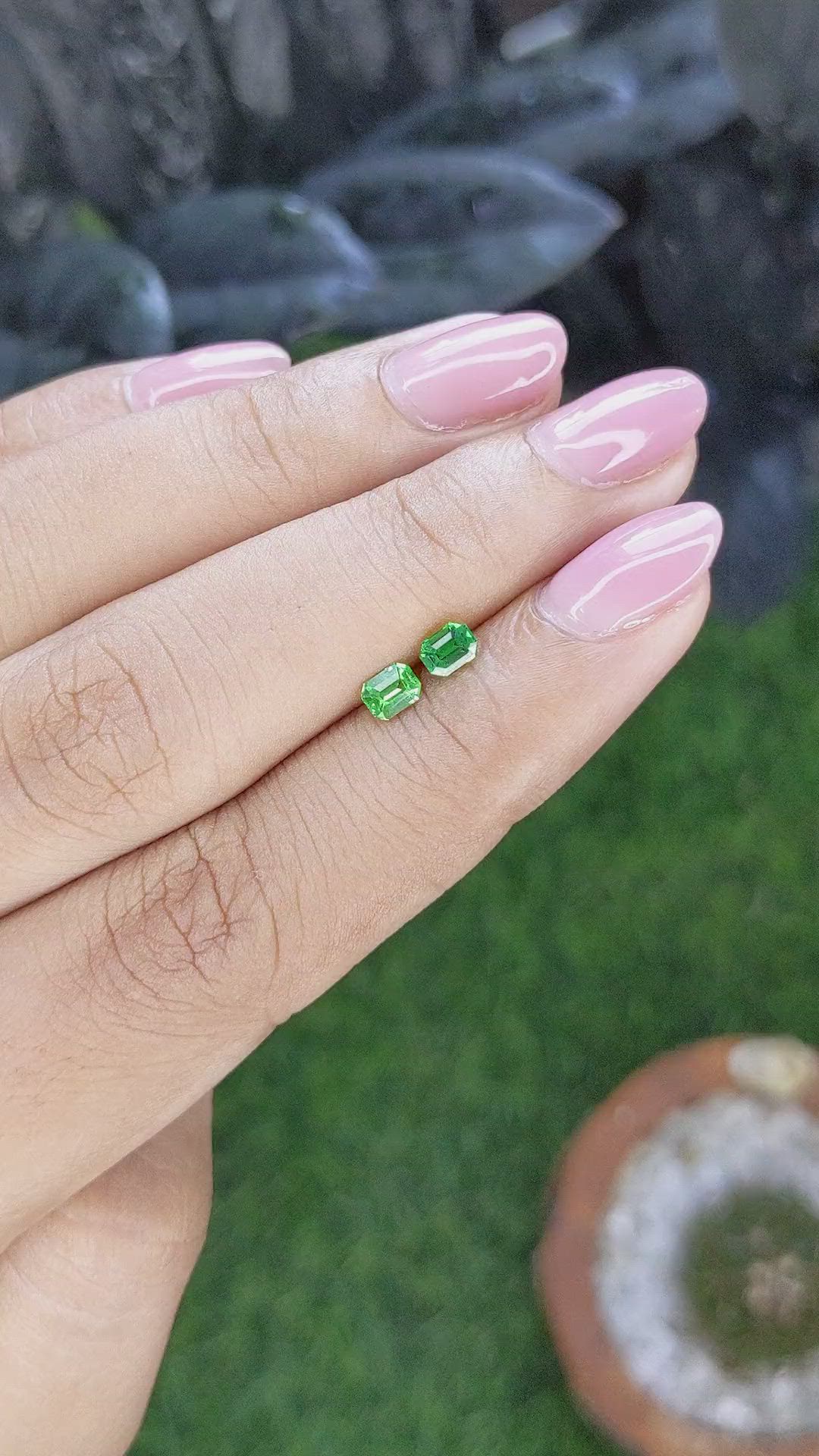 0.53&nbsp;Ct.Tw.Total Carat Weight Tsavorite Garnet Pair from Tanzania Size Video