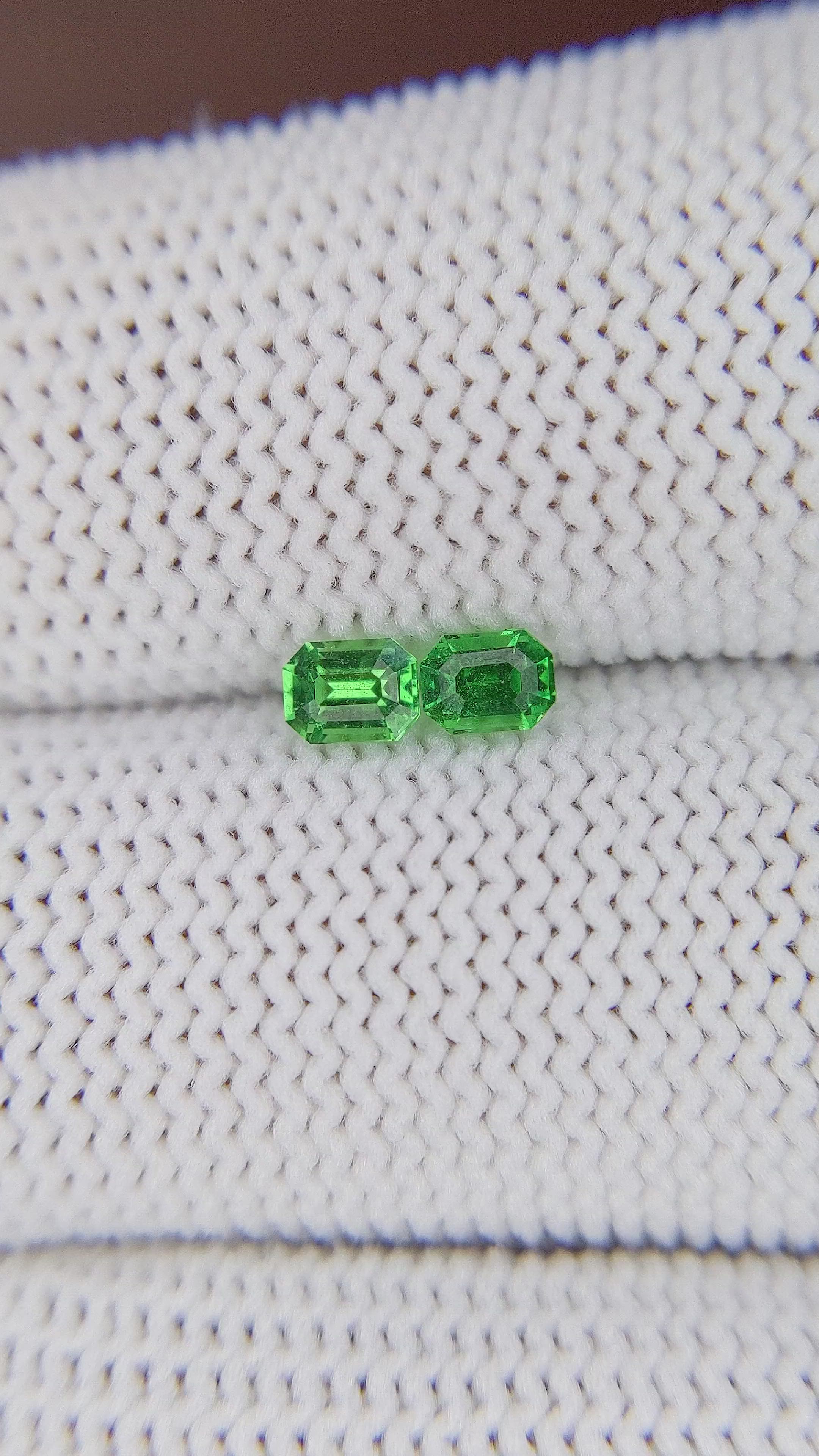 0.53&nbsp;Ct.Tw.Total Carat Weight Tsavorite Garnet Pair from Tanzania Size Video