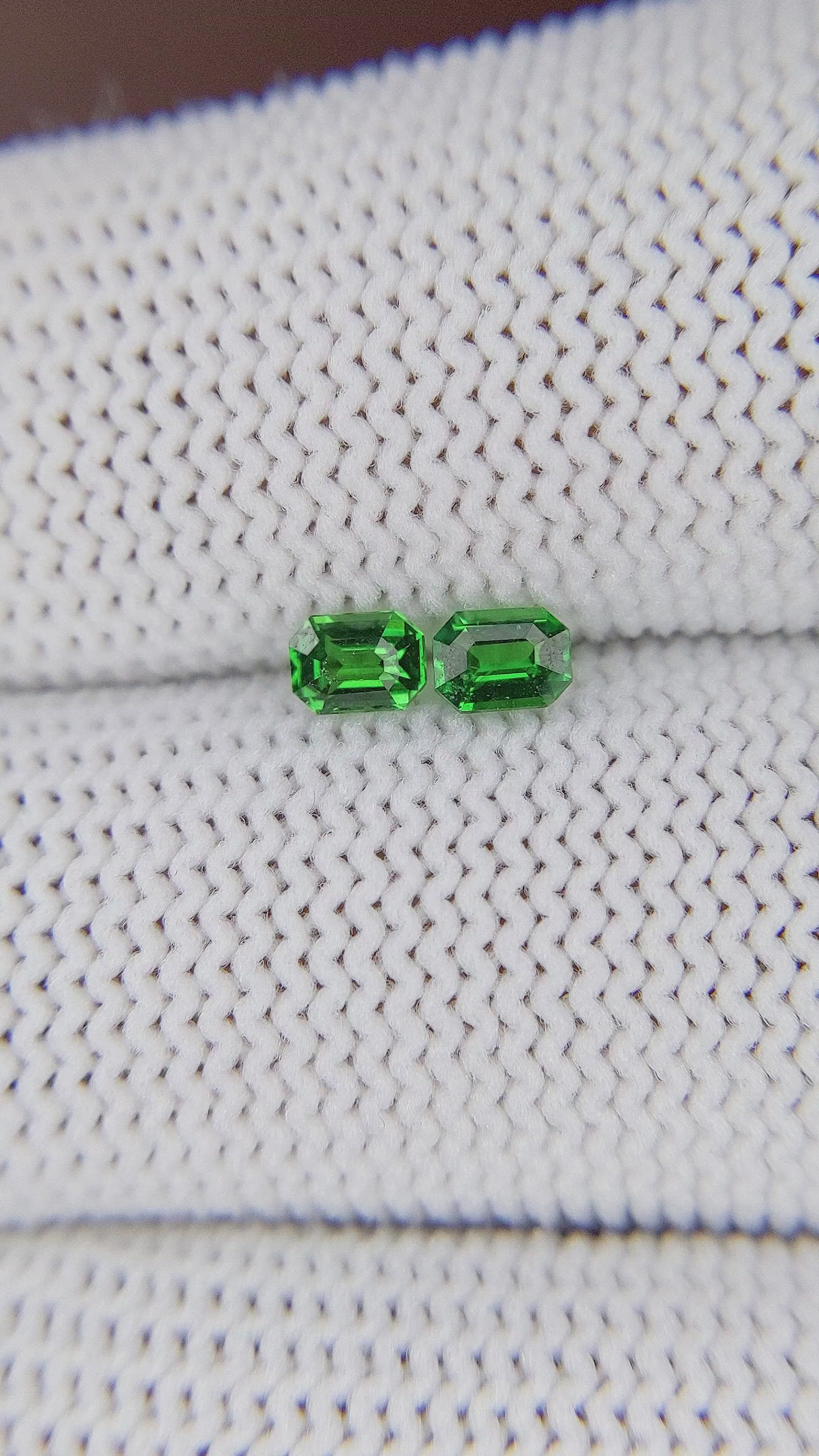 0.47&nbsp;Ct.Tw.Total Carat Weight Tsavorite Garnet Pair from Tanzania Size Video