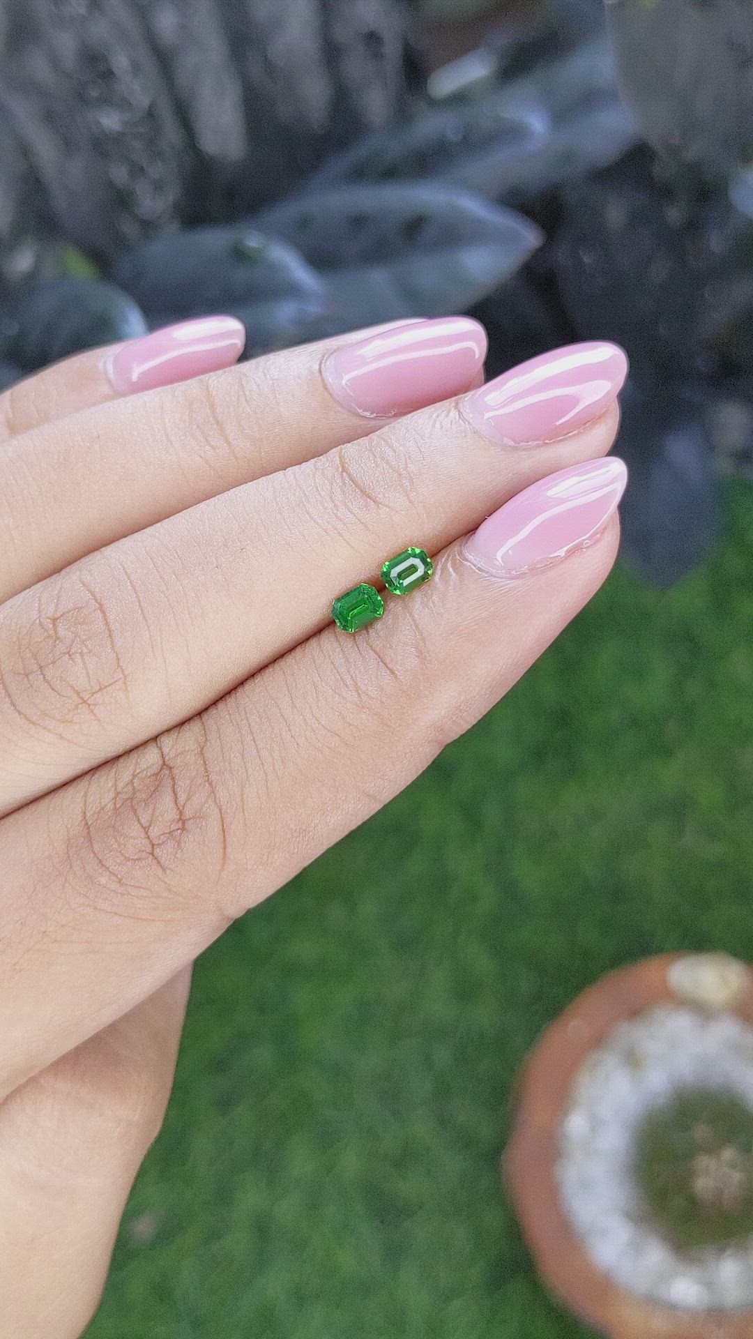 0.47&nbsp;Ct.Tw.Total Carat Weight Tsavorite Garnet Pair from Tanzania Size Video