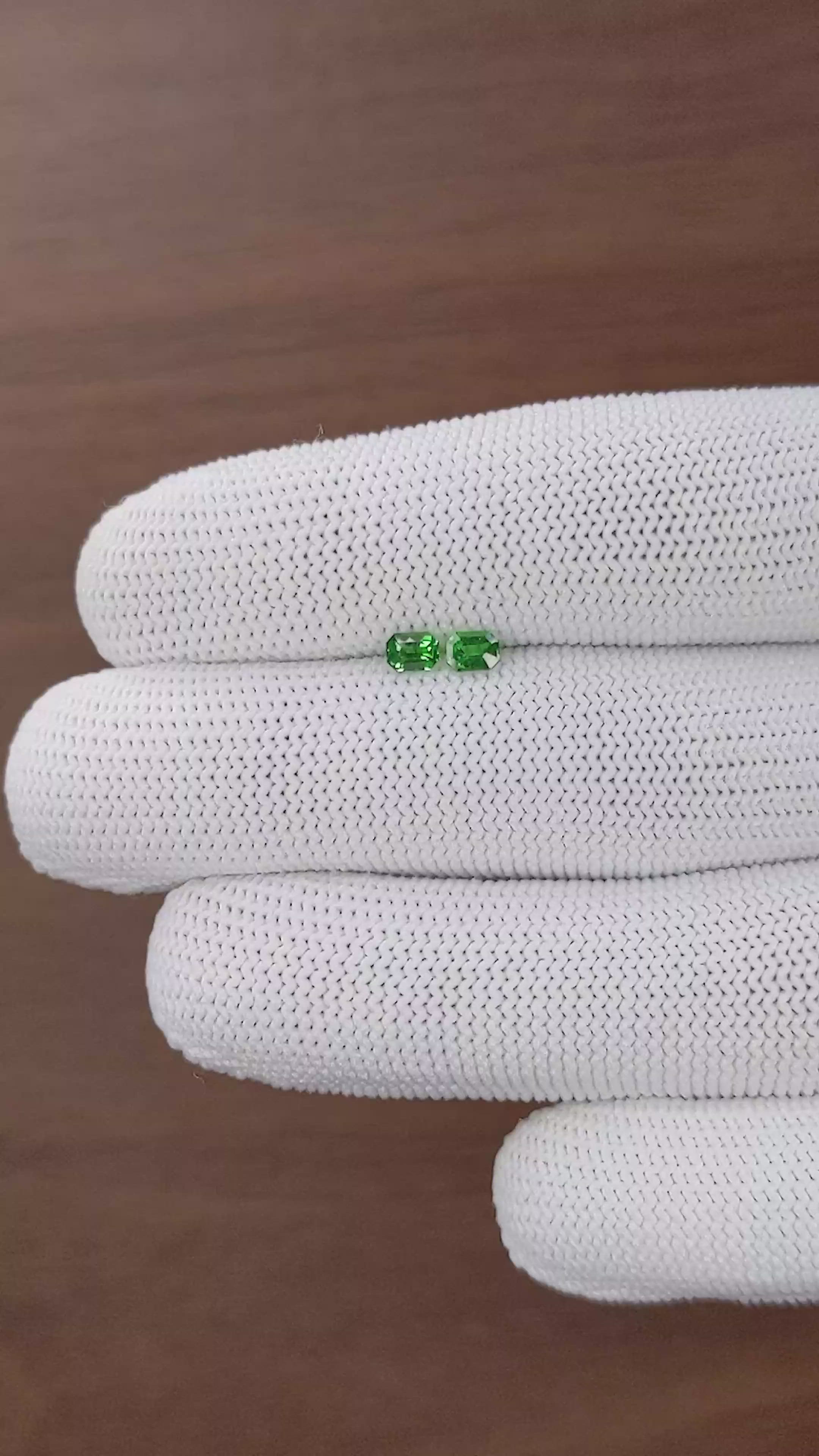0.47&nbsp;Ct.Tw.Total Carat Weight Tsavorite Garnet Pair from Tanzania Size Video