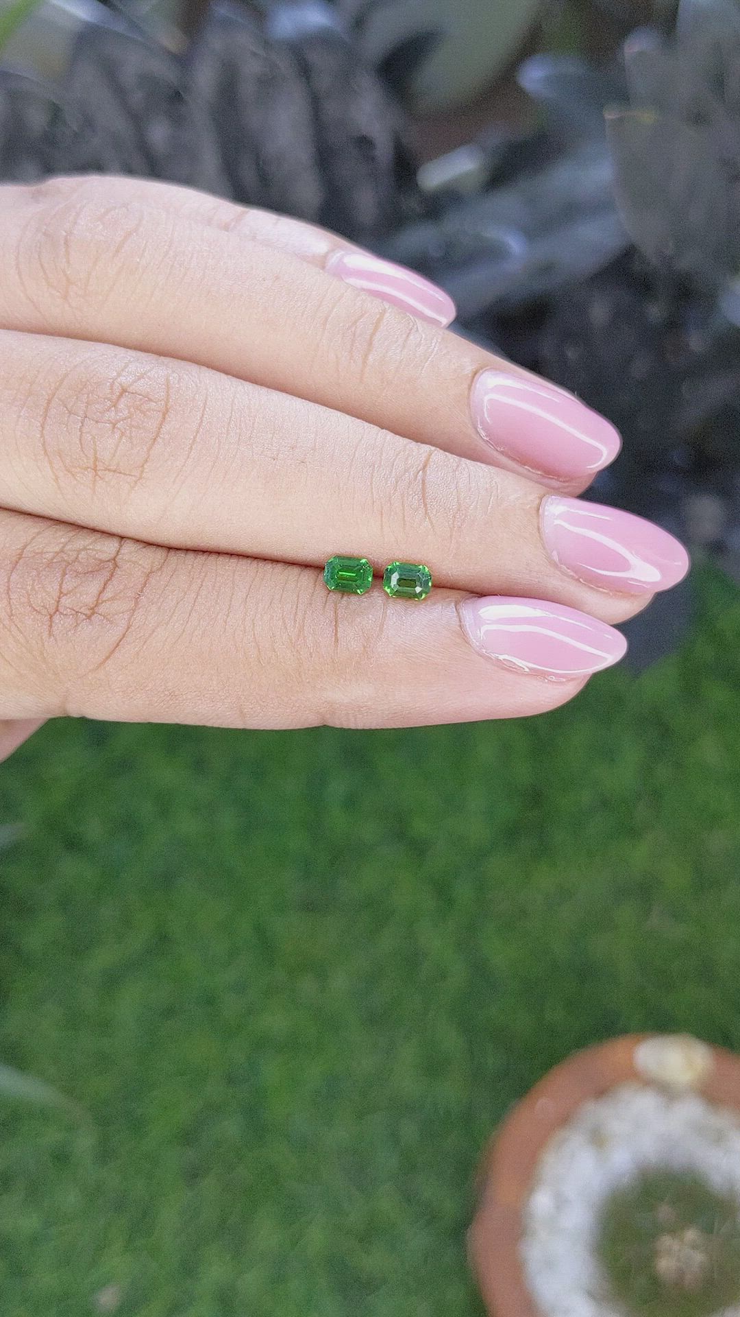 0.47&nbsp;Ct.Tw.Total Carat Weight Tsavorite Garnet Pair from Tanzania Size Video