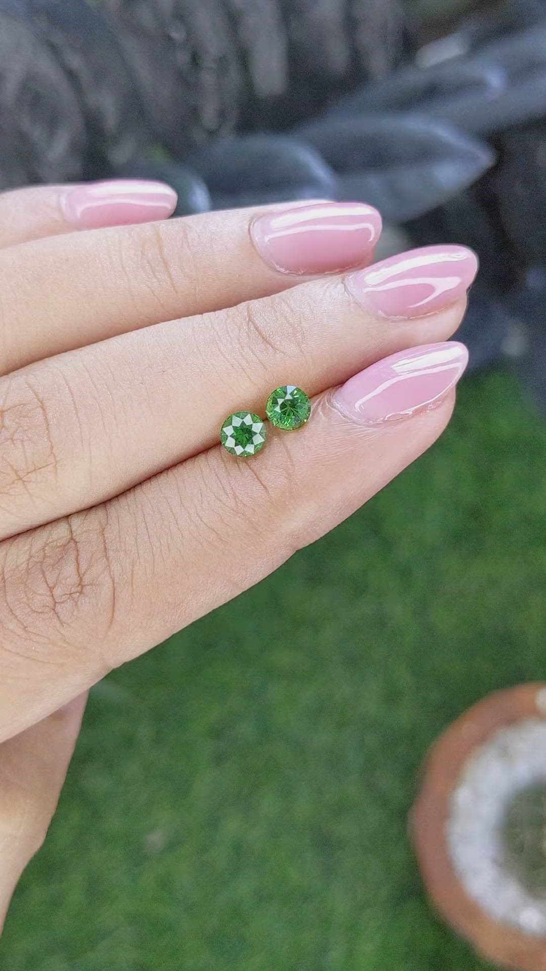 1.06&nbsp;Ct.Tw.Total Carat Weight Tsavorite Garnet Pair from Tanzania Size Video