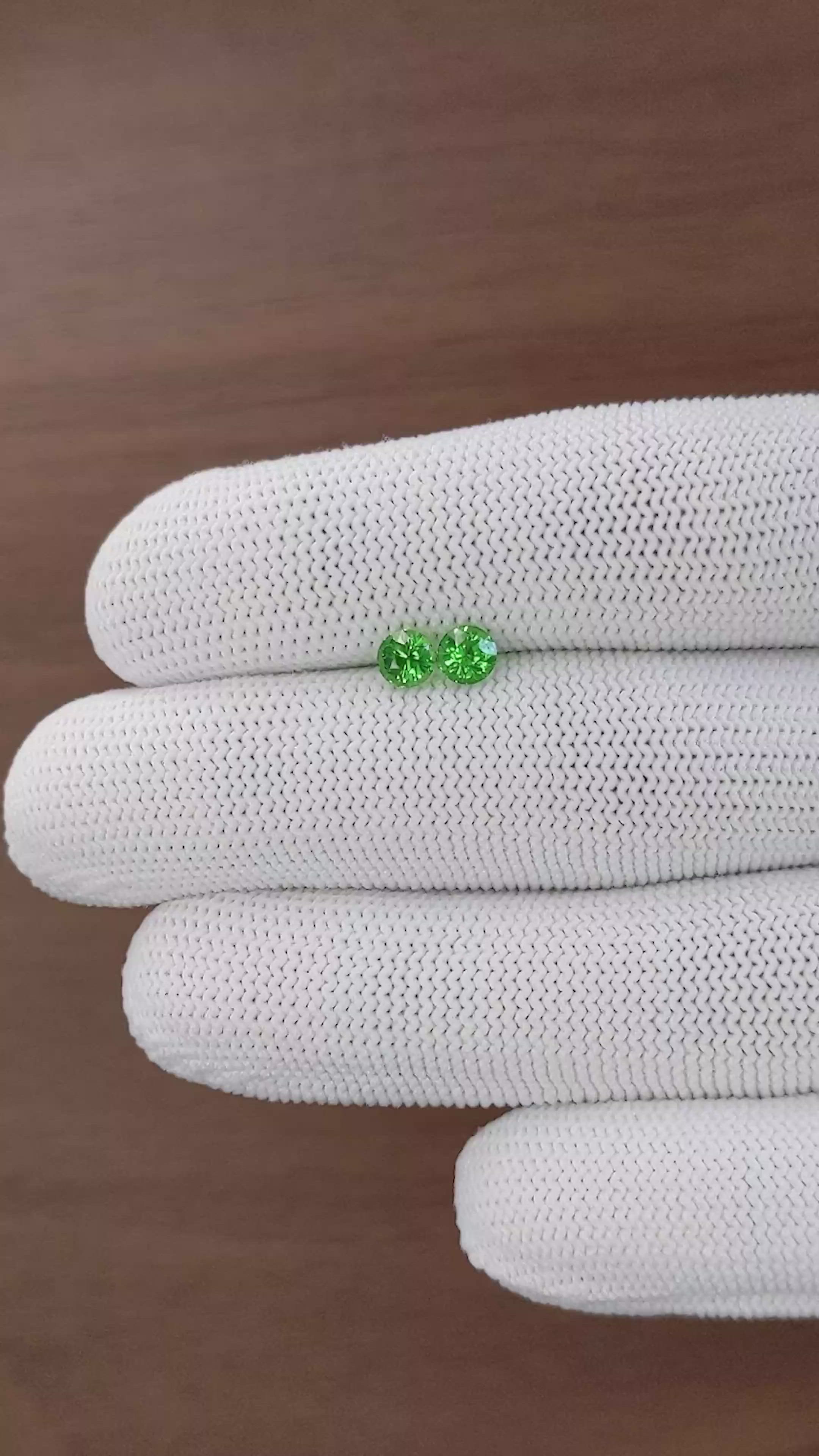 1.06&nbsp;Ct.Tw.Total Carat Weight Tsavorite Garnet Pair from Tanzania Size Video