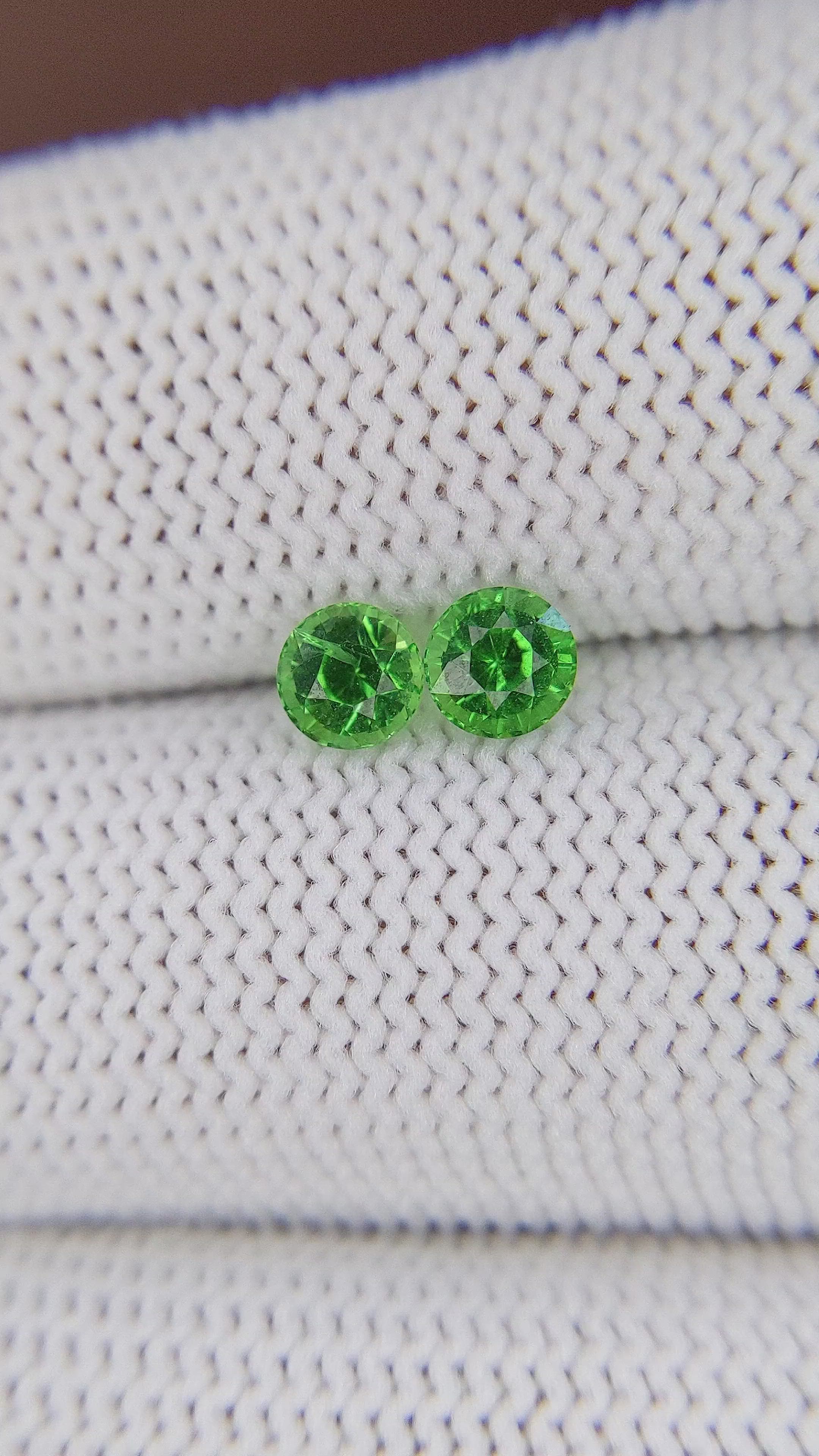1.06&nbsp;Ct.Tw.Total Carat Weight Tsavorite Garnet Pair from Tanzania Size Video