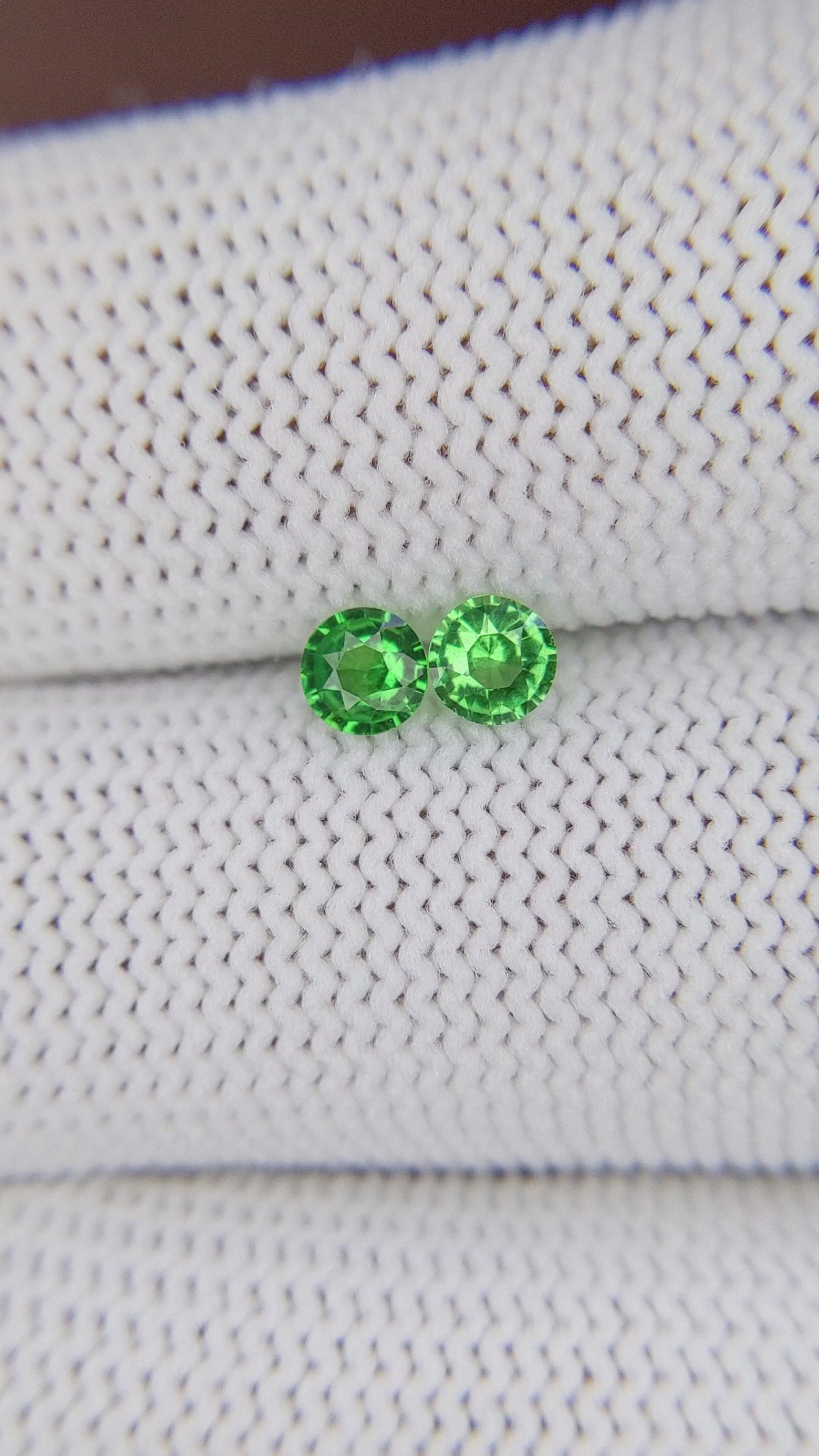 0.50&nbsp;Ct.Tw.Total Carat Weight Tsavorite Garnet Pair from Tanzania Size Video