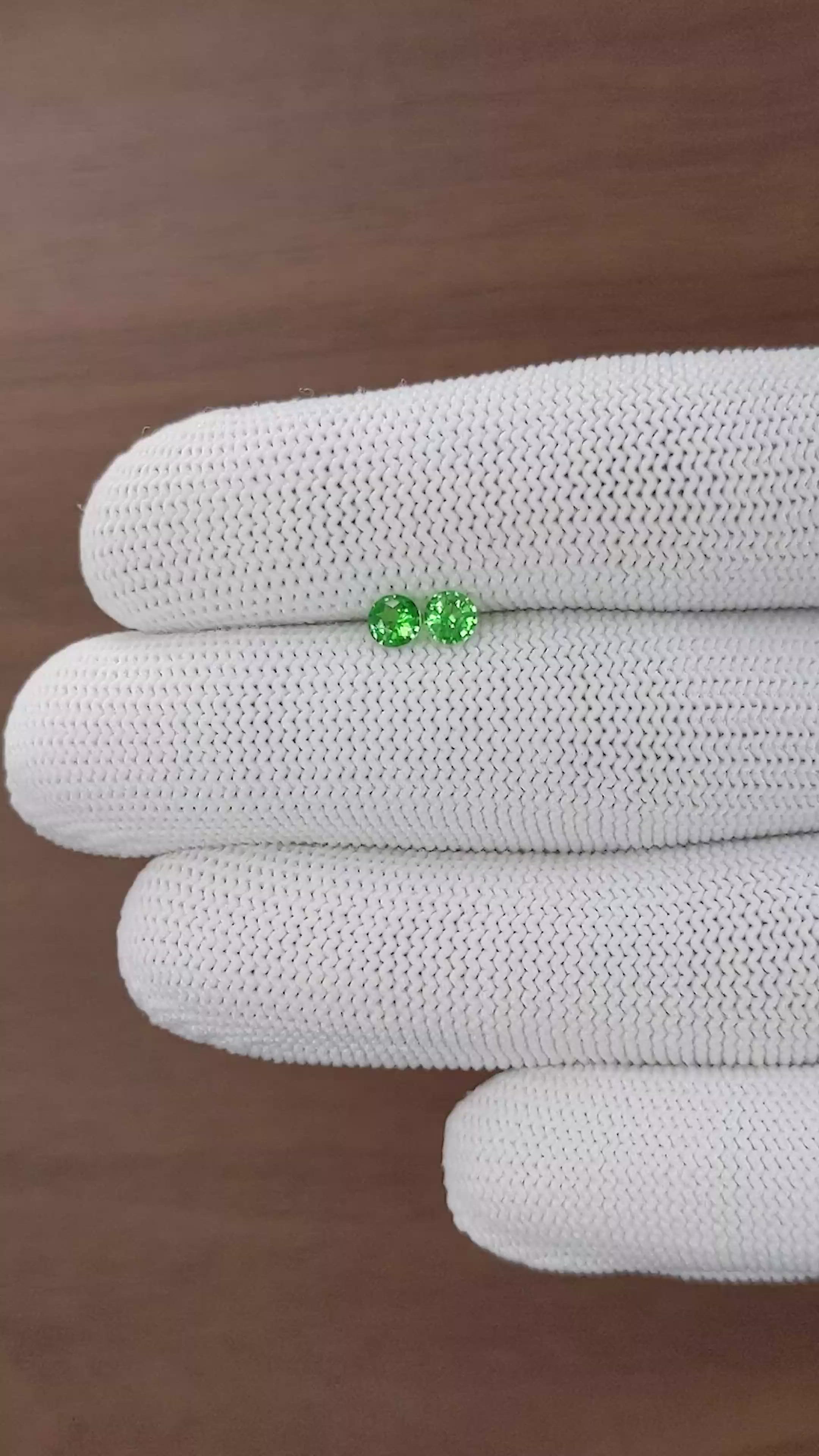 0.50&nbsp;Ct.Tw.Total Carat Weight Tsavorite Garnet Pair from Tanzania Size Video