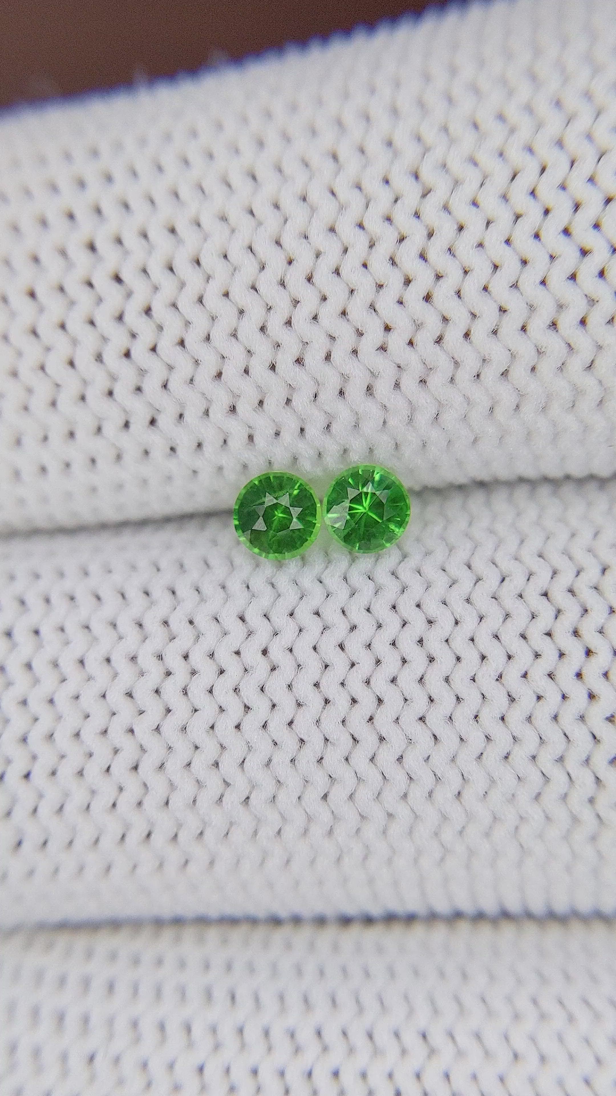 0.40&nbsp;Ct.Tw.Total Carat Weight Tsavorite Garnet Pair from Tanzania Size Video