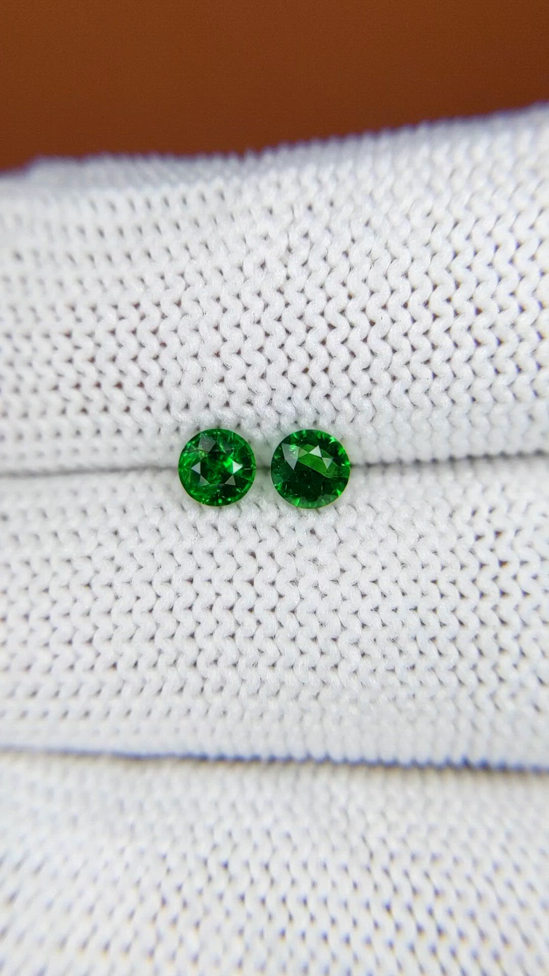 0.56&nbsp;Ct.Tw.Total Carat Weight Tsavorite Garnet Pair from Madagascar Size Video