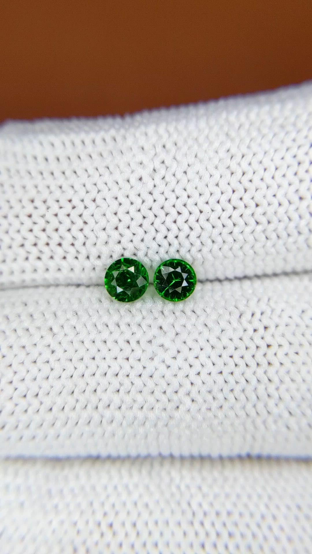 0.50&nbsp;Ct.Tw.Total Carat Weight Tsavorite Garnet Pair from Madagascar Size Video