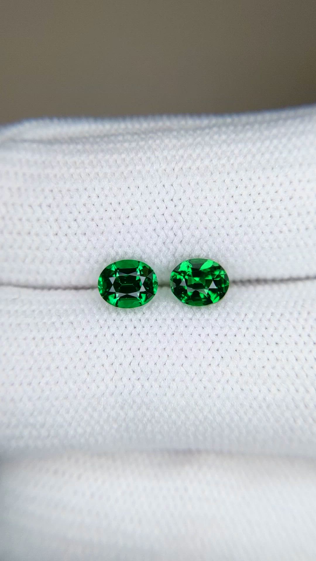 1.25&nbsp;Ct.Tw.Total Carat Weight Tsavorite Garnet Pair from Tanzania Size Video