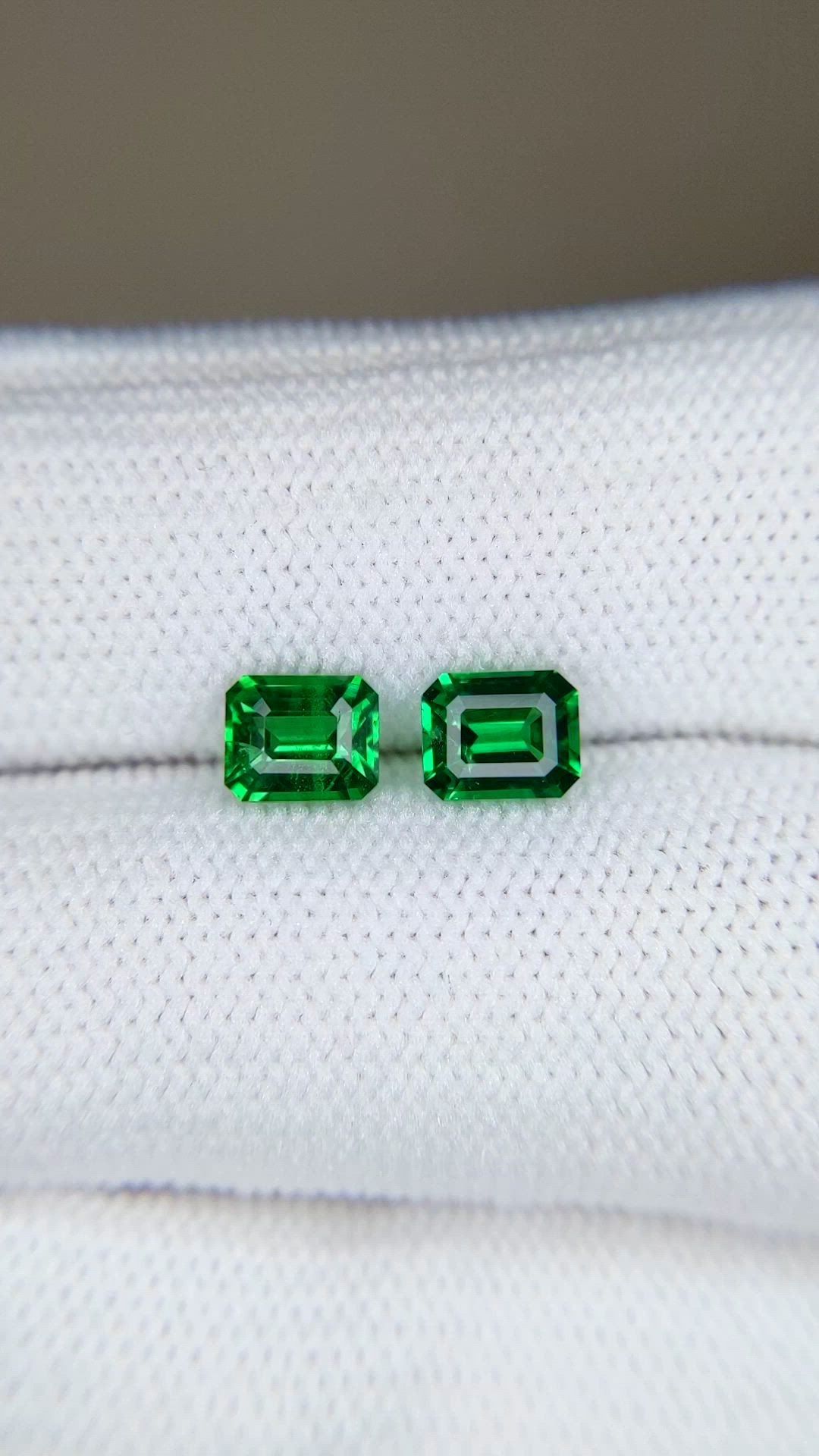 1.41&nbsp;Ct.Tw.Total Carat Weight Tsavorite Garnet Pair from Tanzania Size Video