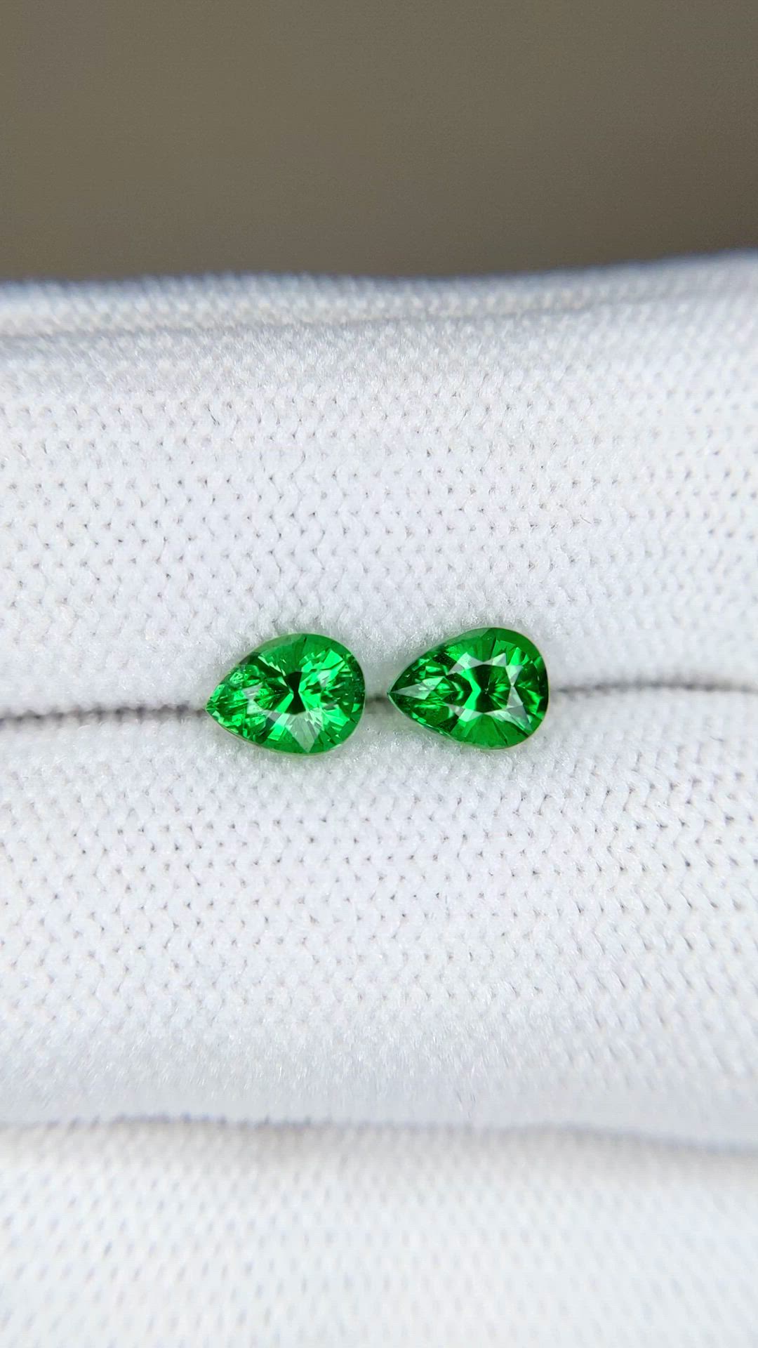 1.14&nbsp;Ct.Tw.Total Carat Weight Tsavorite Garnet Pair from Tanzania Size Video