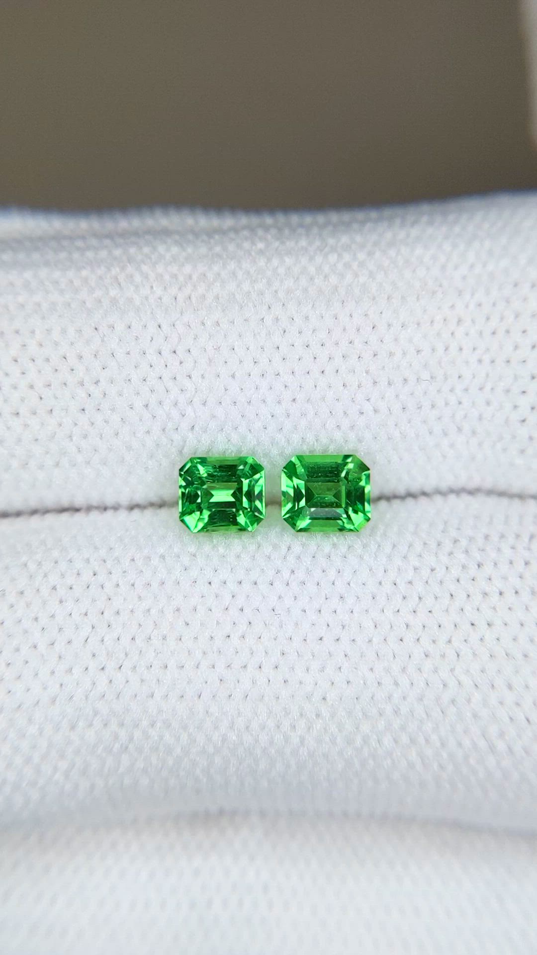 1.00&nbsp;Ct.Tw.Total Carat Weight Tsavorite Garnet Pair from Tanzania Size Video