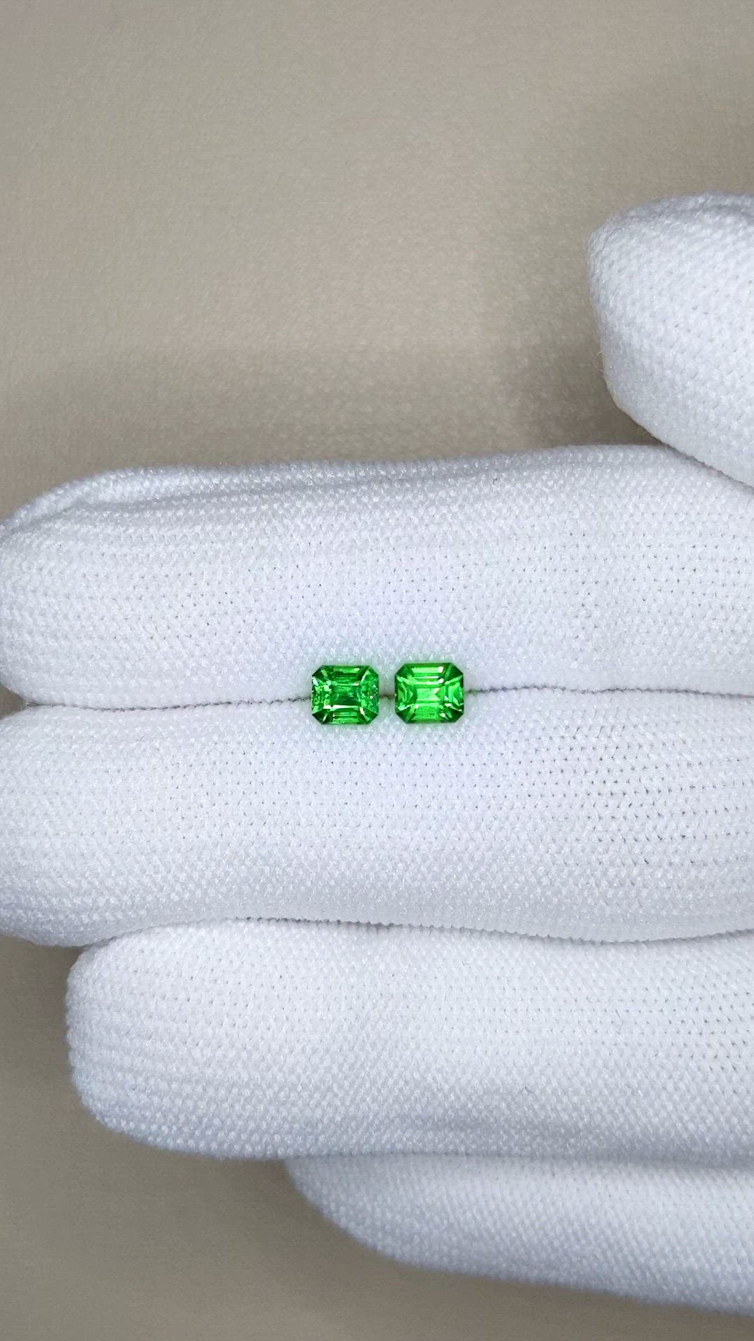 1.00&nbsp;Ct.Tw.Total Carat Weight Tsavorite Garnet Pair from Tanzania Size Video