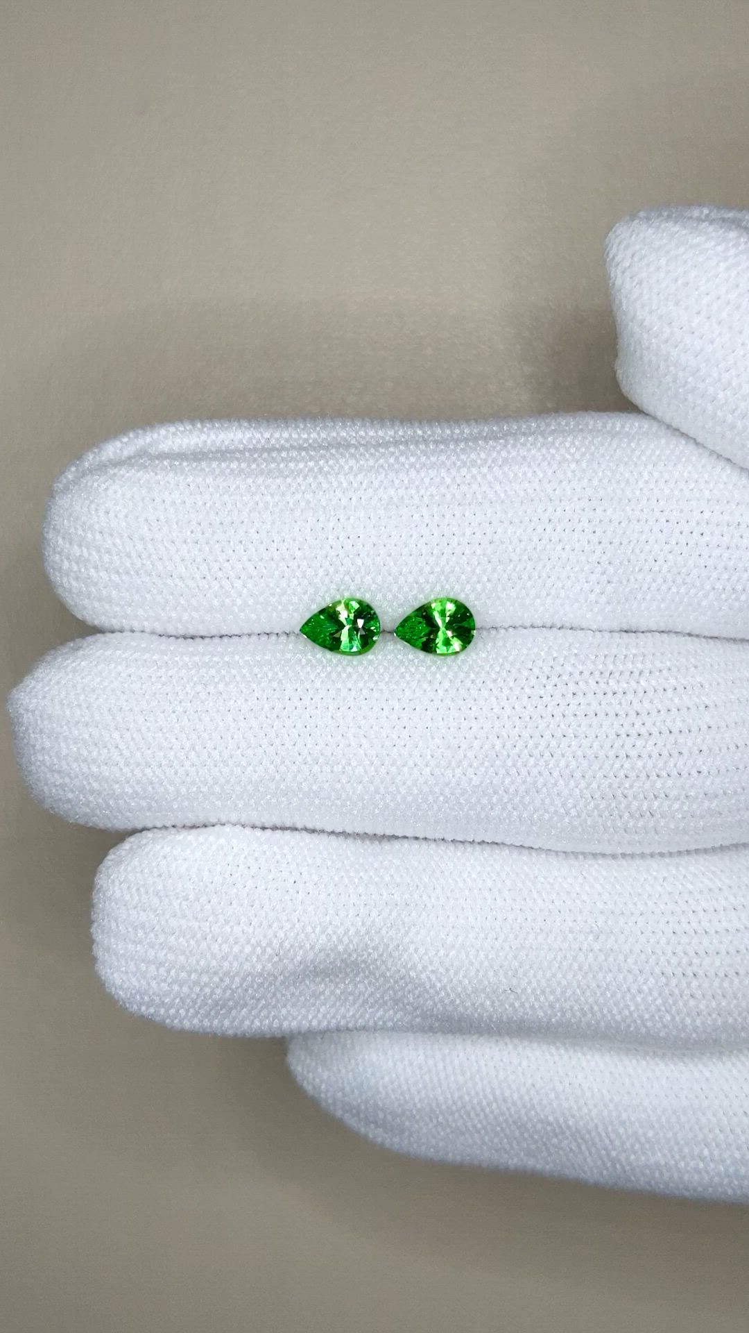 0.95&nbsp;Ct.Tw.Total Carat Weight Tsavorite Garnet Pair from Tanzania Size Video