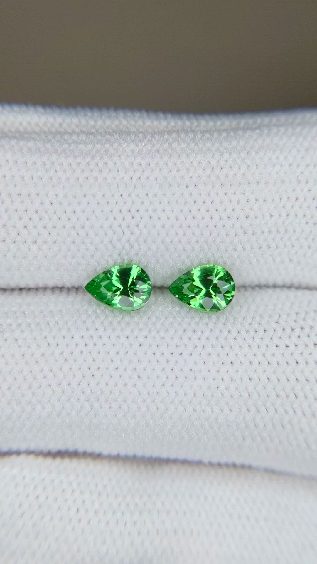 0.95&nbsp;Ct.Tw.Total Carat Weight Tsavorite Garnet Pair from Tanzania Size Video
