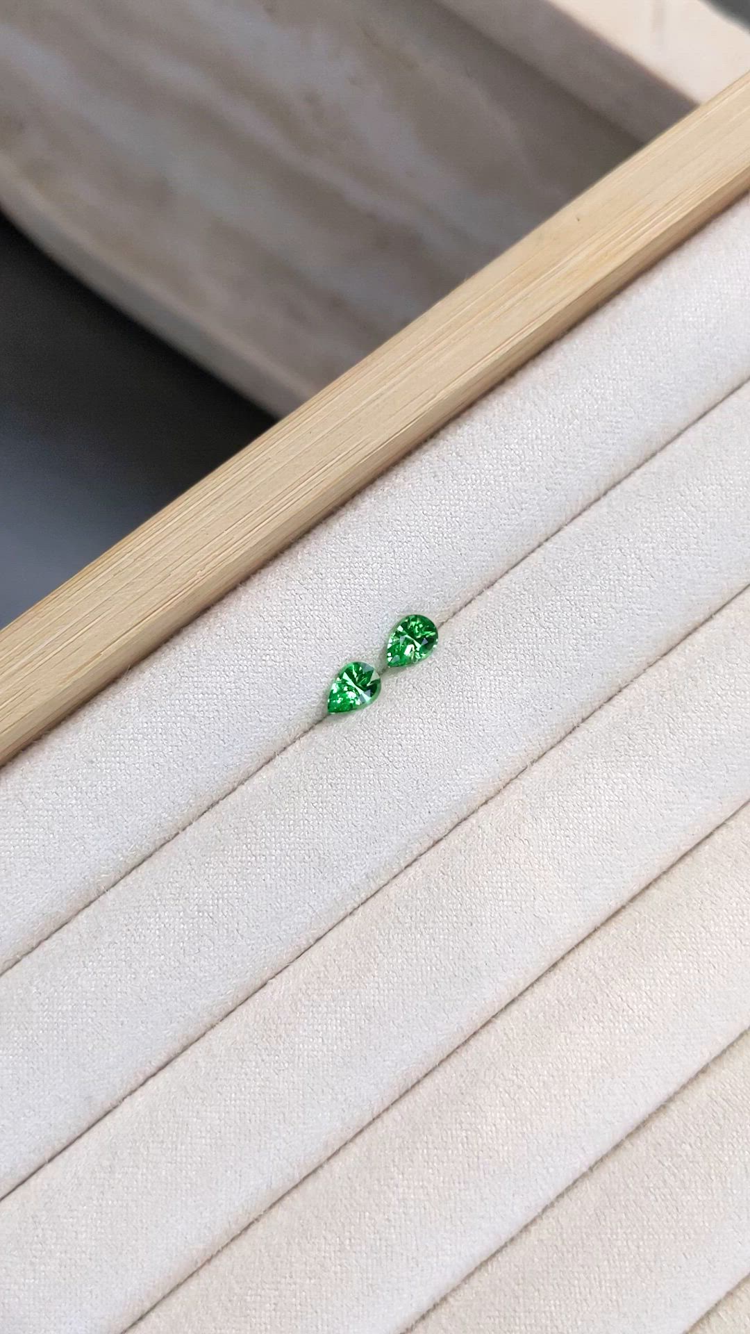0.95&nbsp;Ct.Tw.Total Carat Weight Tsavorite Garnet Pair from Tanzania Size Video