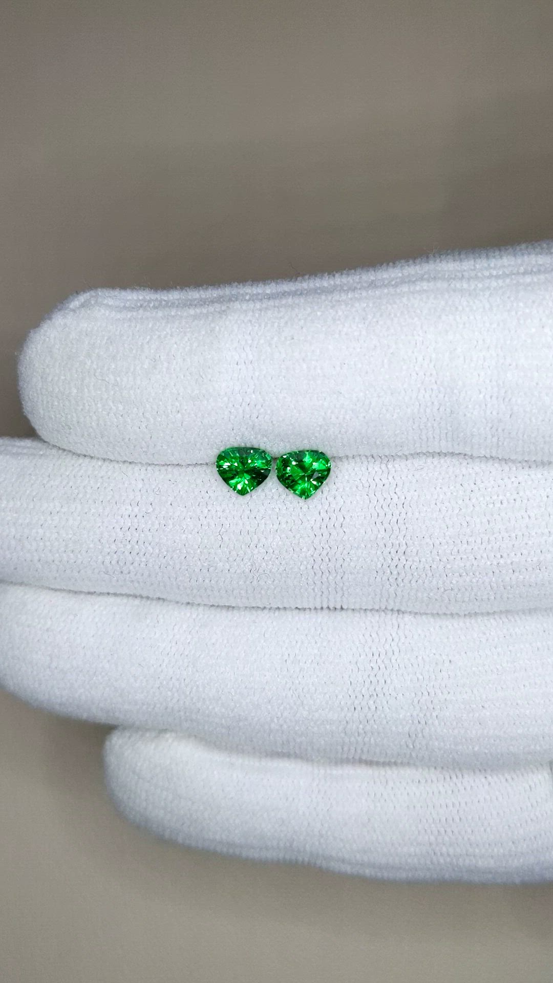 1.01&nbsp;Ct.Tw.Total Carat Weight Tsavorite Garnet Pair from Tanzania Size Video