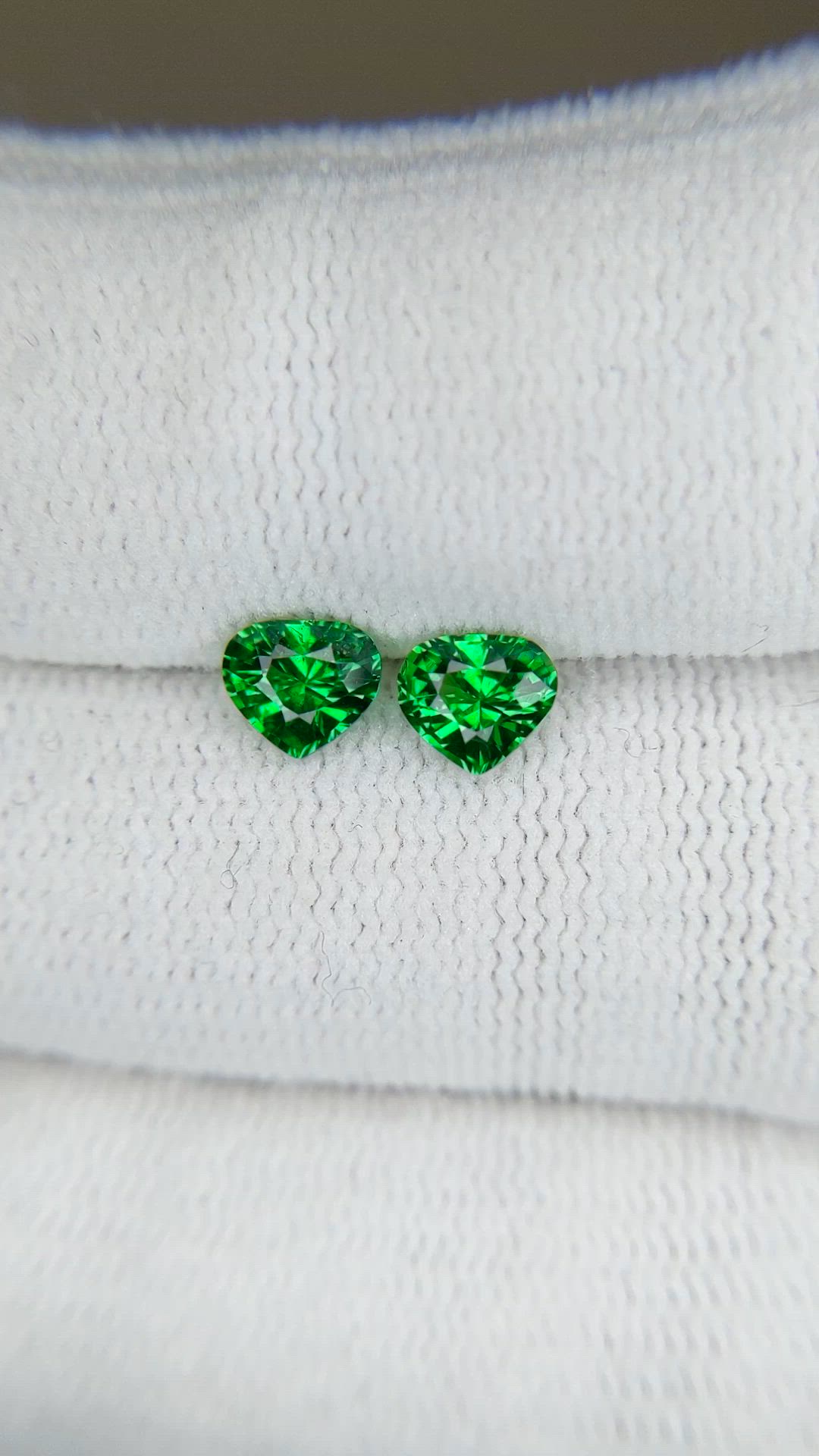 1.01&nbsp;Ct.Tw.Total Carat Weight Tsavorite Garnet Pair from Tanzania Size Video