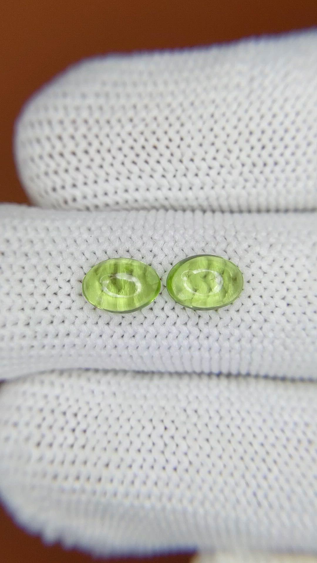 1.64&nbsp;Ct.Tw.Total Carat Weight Green (Lime Green) Cabochon Peridot Pair from Ceylon (Sri Lanka) Size Video