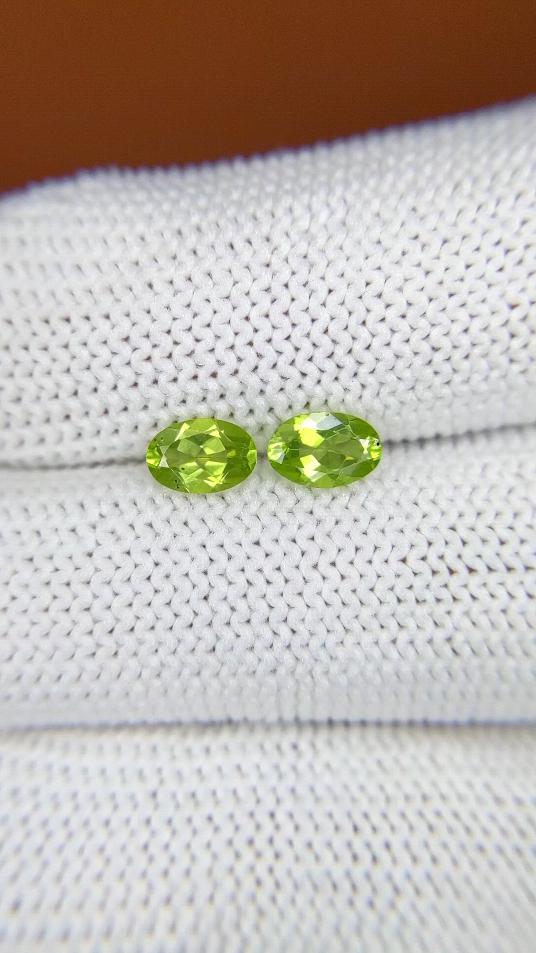 0.94 Ct.Tw.Total Carat Weight Green (Lime Green) Peridot Pair from Ceylon (Sri Lanka) Size Video