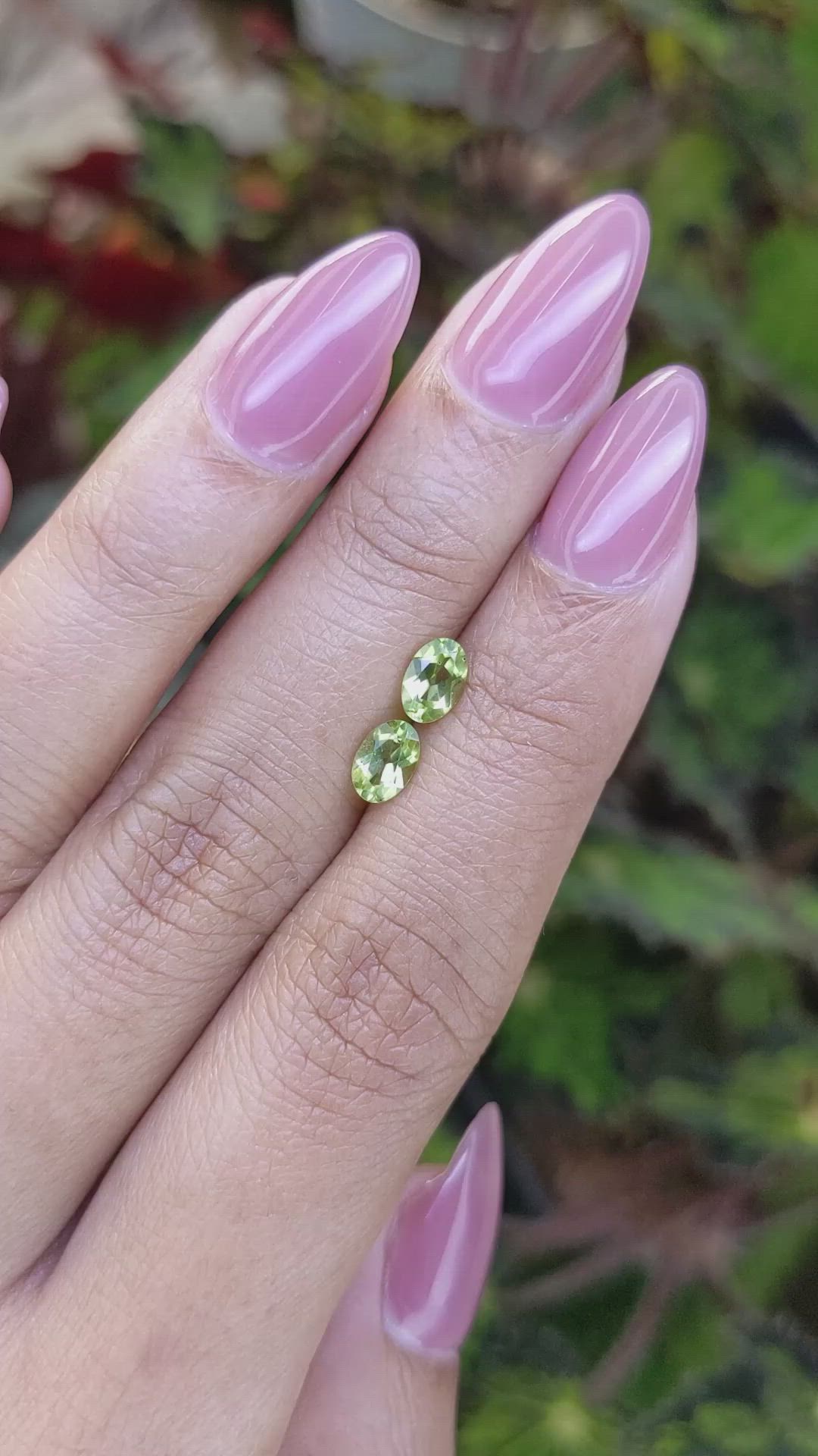 1.01&nbsp;Ct.Tw.Total Carat Weight Yellowish Green Peridot Pair from Ceylon (Sri Lanka) Size Video