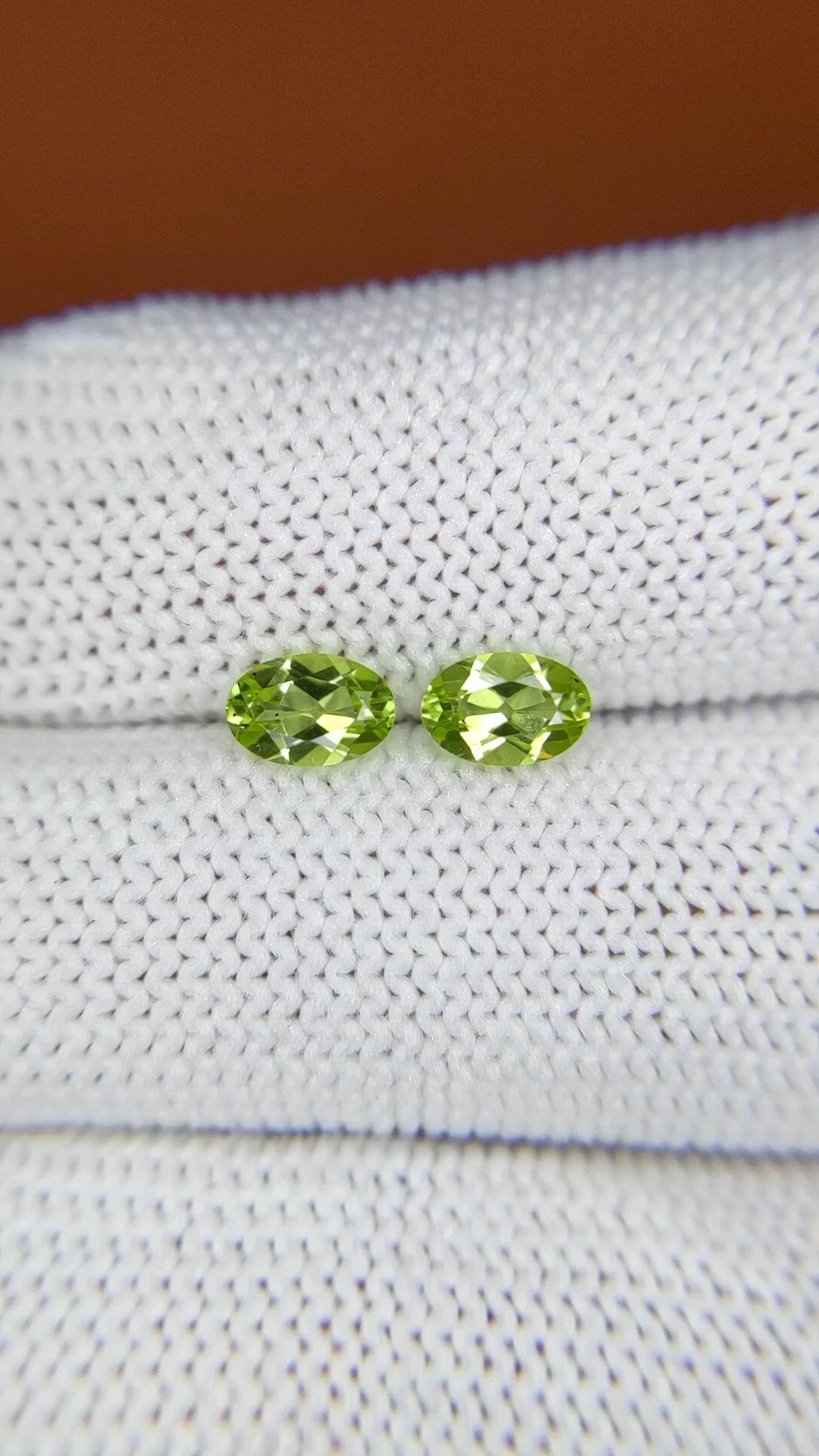 1.01&nbsp;Ct.Tw.Total Carat Weight Yellowish Green Peridot Pair from Ceylon (Sri Lanka) Size Video