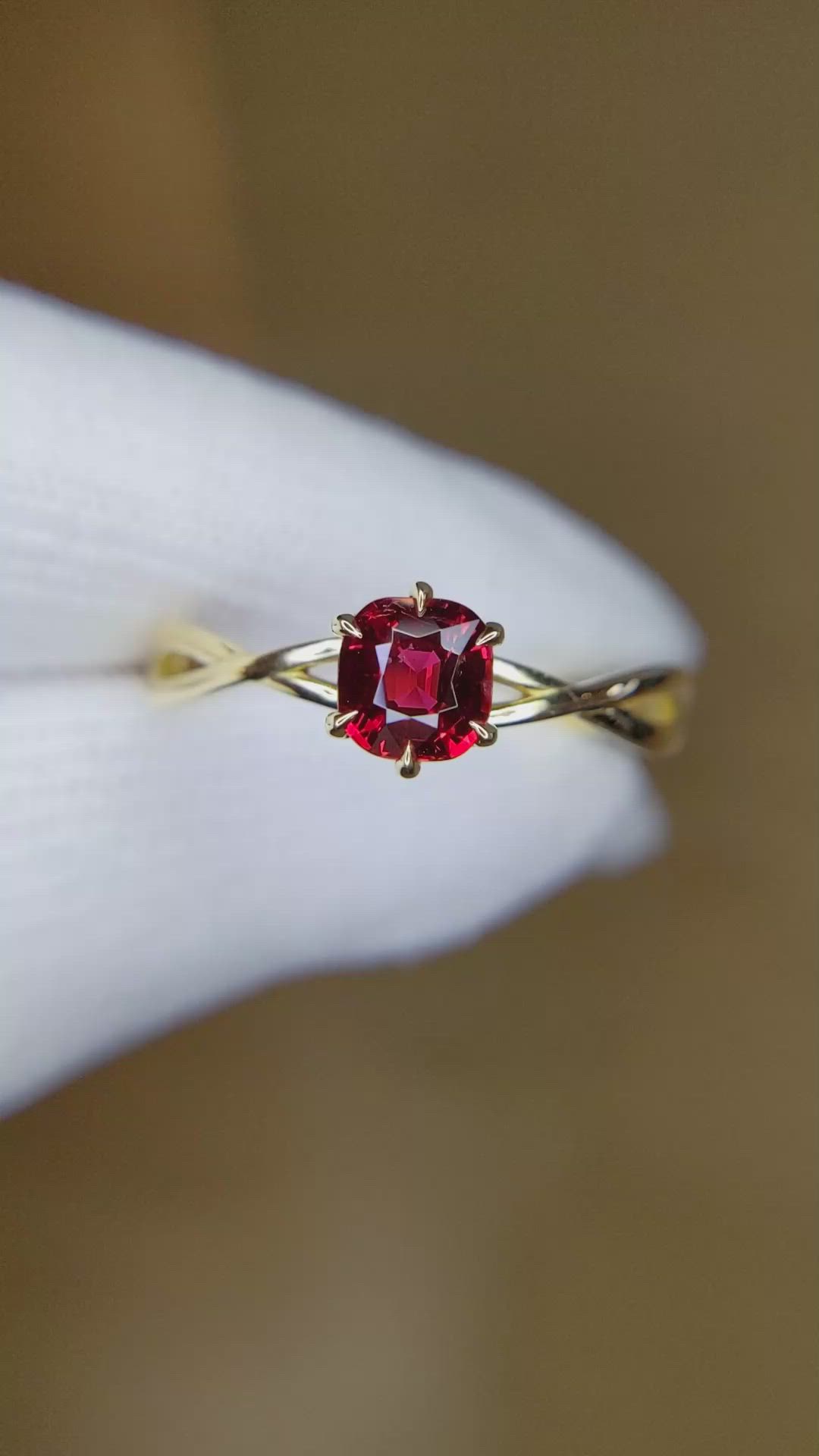 0.93 Ct. Spinel Solitaire Ring, 18K Yellow Gold Size Video